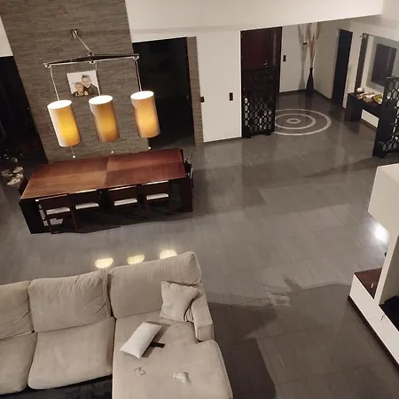 De 360 M2 Avec Piscine Et Jacuzzi